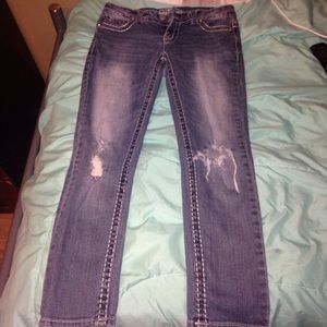 Skinny jeans with knee wholes