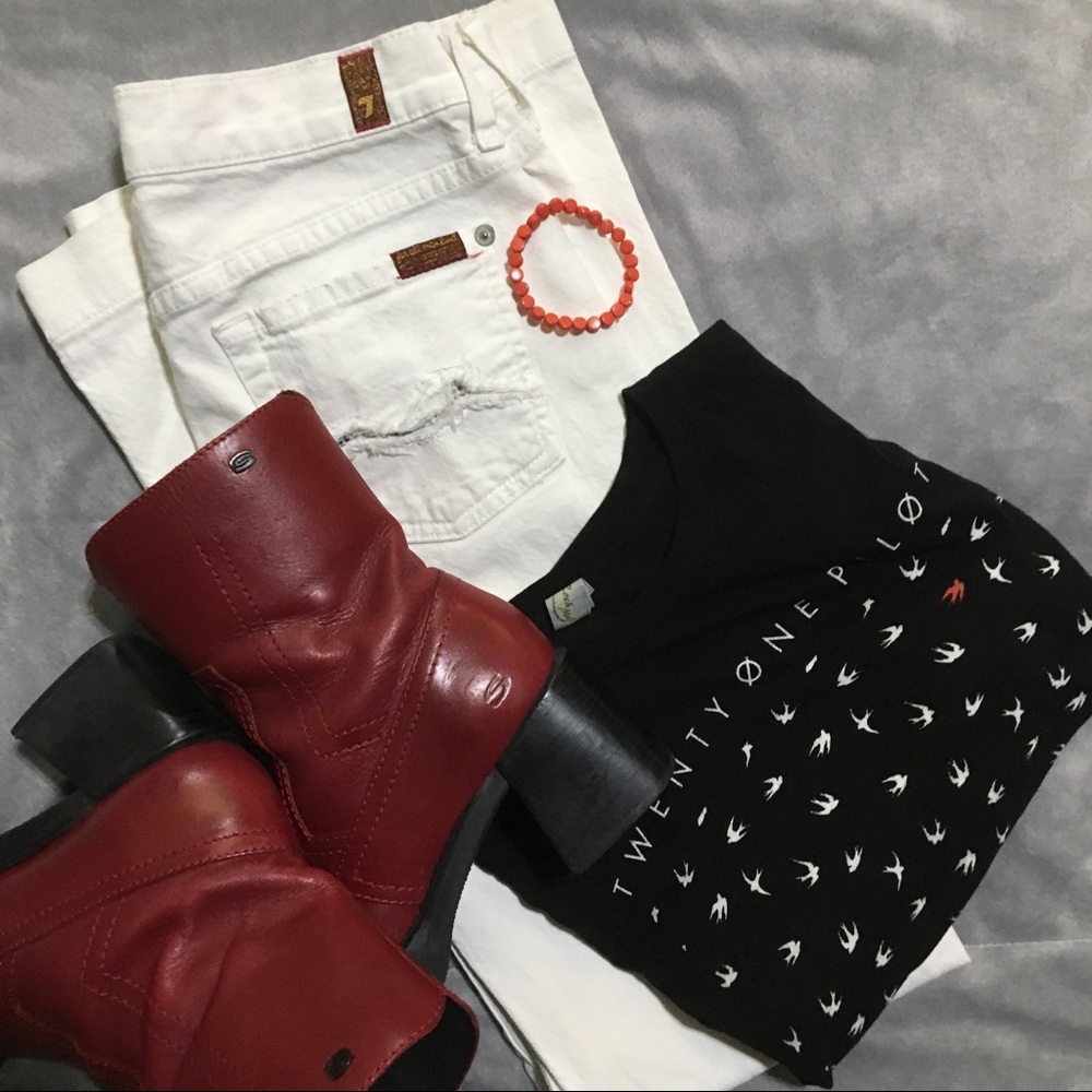 7FAM Dojo Crystal Stud Squiggle New White 25x31.5