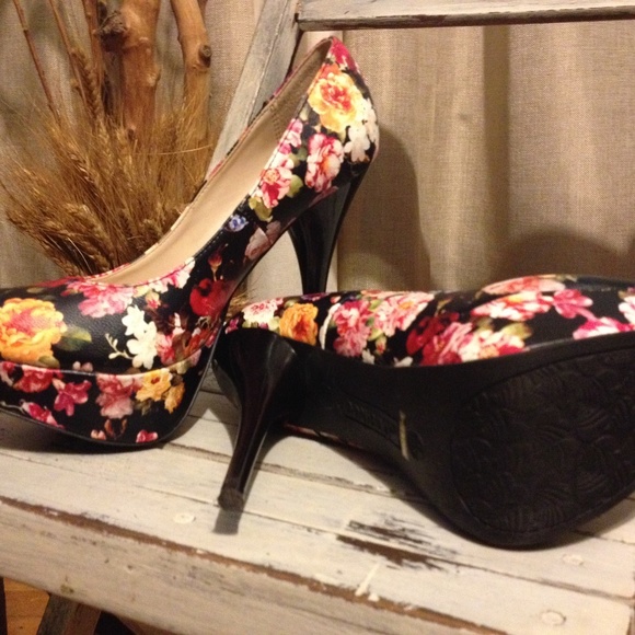 Bamboo  Leatherette Pump Floral Platforms - Picture 5 of 6