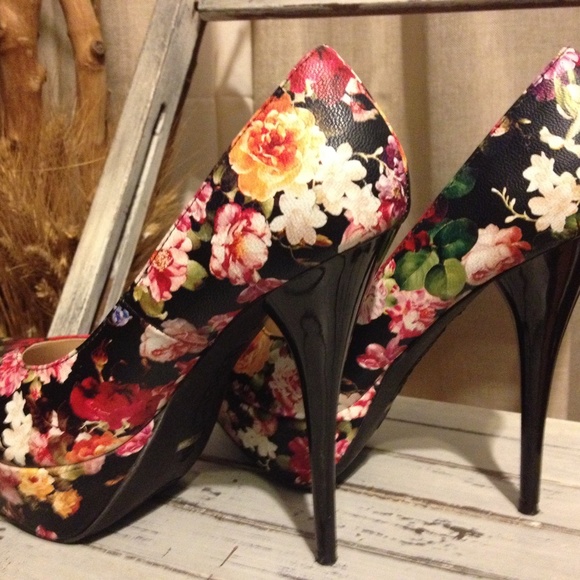 Bamboo  Leatherette Pump Floral Platforms - Picture 2 of 6