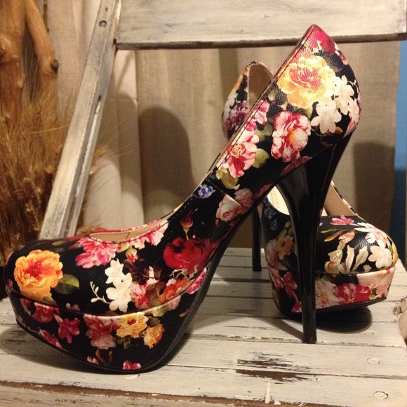 Bamboo  Leatherette Pump Floral Platforms - Picture 3 of 6