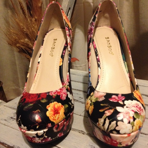 Bamboo  Leatherette Pump Floral Platforms - Picture 4 of 6
