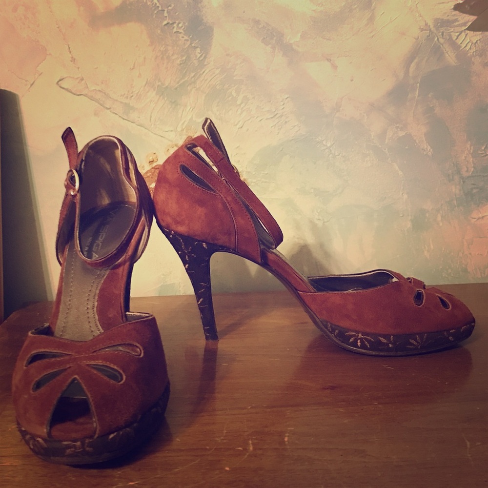 Via Spiga Rugoe Rust Suede/Embroidered Pump