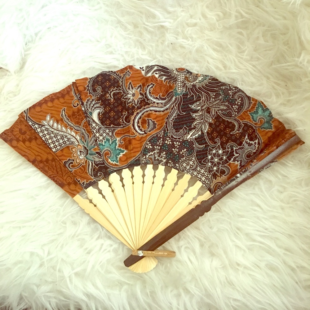 Cloth and bamboo hand fan
