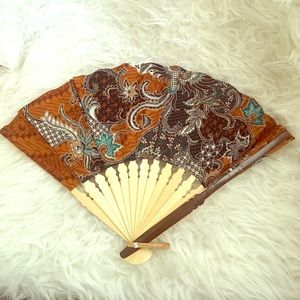 Cloth and bamboo hand fan