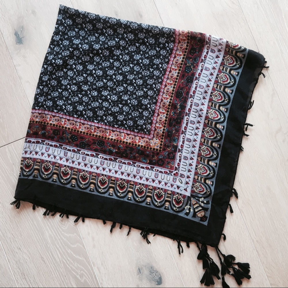 Scarf with tassels • black