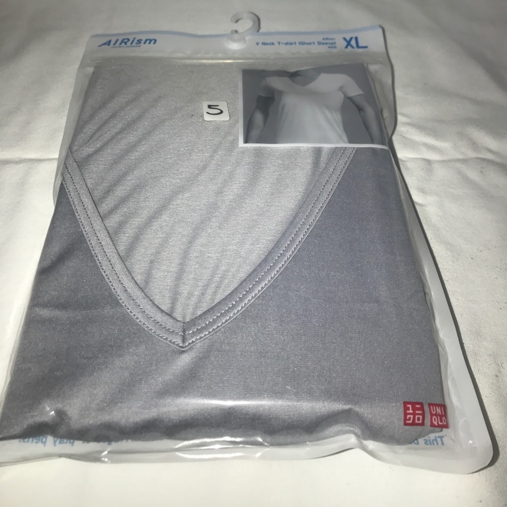 NWT Uniqlo Men's V-Neck