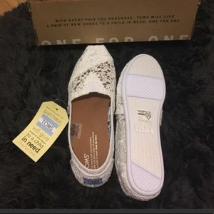 White lace TOMS