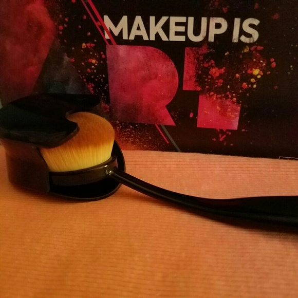 $24Contour brush $10 - Picture 2 of 3