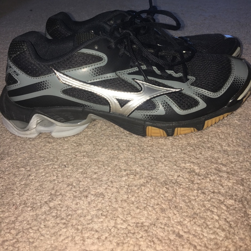 Women Mizuno volleyball shoe size 8.5 worn lightly