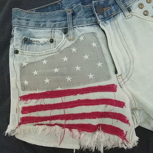 πStars & Stripes Distressed Jean Shorts sz 27/28 - Picture 5 of 5