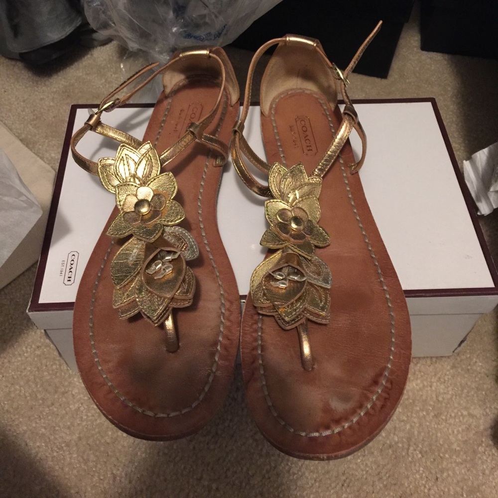 Flowered detailed sandals