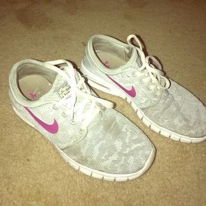 Grey/Magenta Nike Janoskis 💜