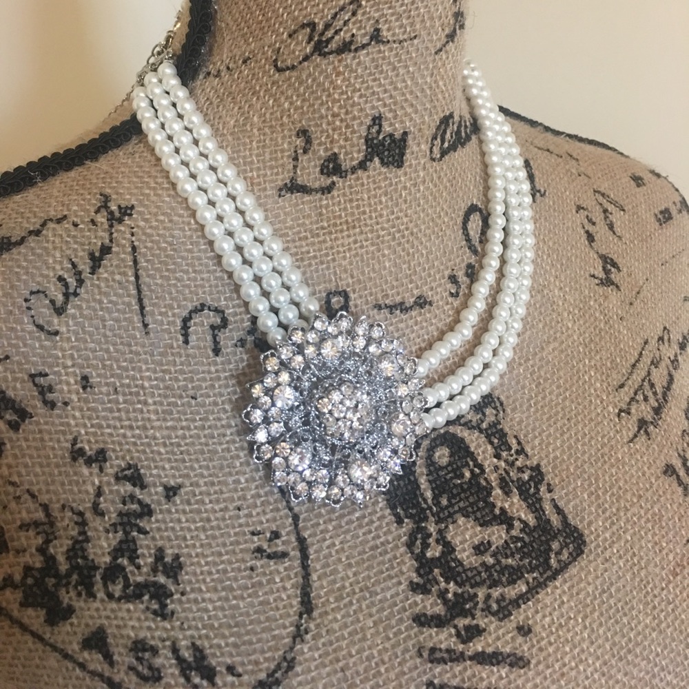 ✨Pearl and crystals necklace ✨