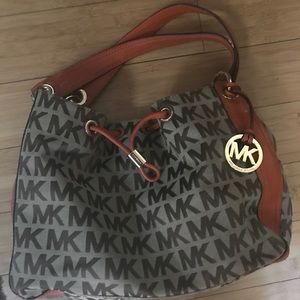 🔥🔥 SALE 🔥🔥Authentic Michael Kors Handbag