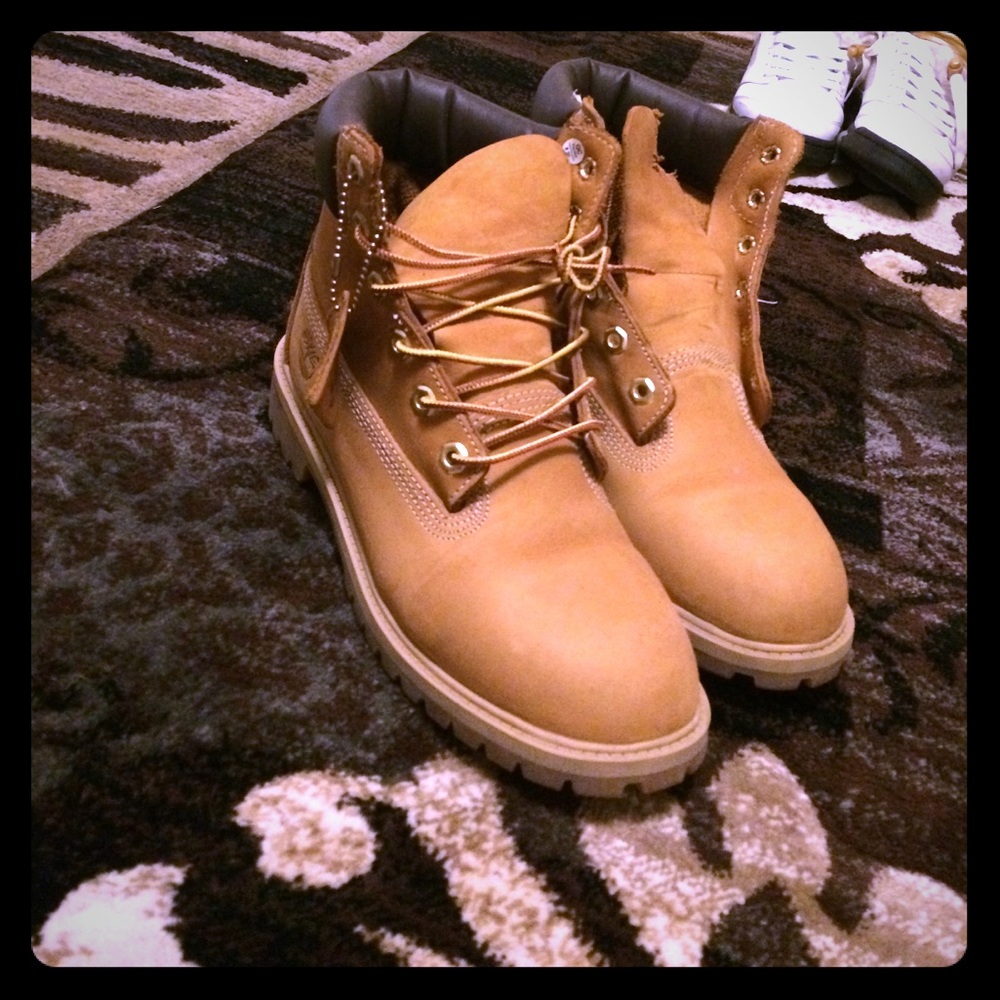 Like new timberland boots( minor flaw) 6y