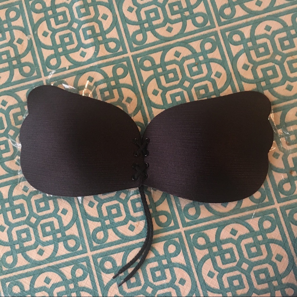 Self adhesive strapless push up🌺