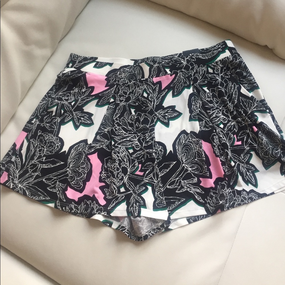 Super cute, stylish shorts size medium NWT