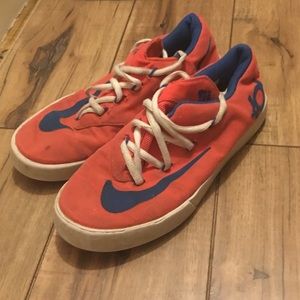*GOOD CONDITION* KD Shoes Boys Size: 5