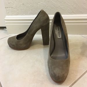 Steve Madden gray suede platform pump