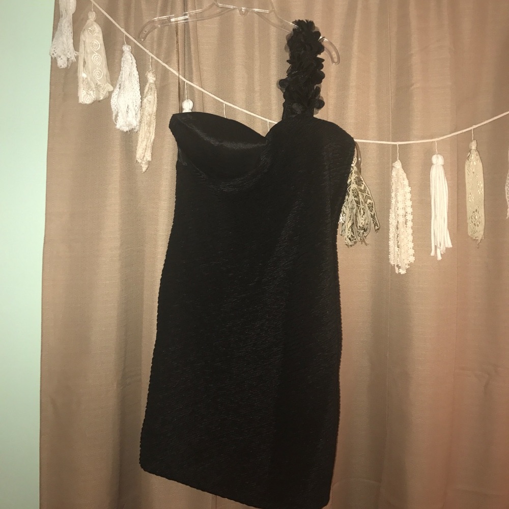 Tight black asymmetrical one shoulder dress