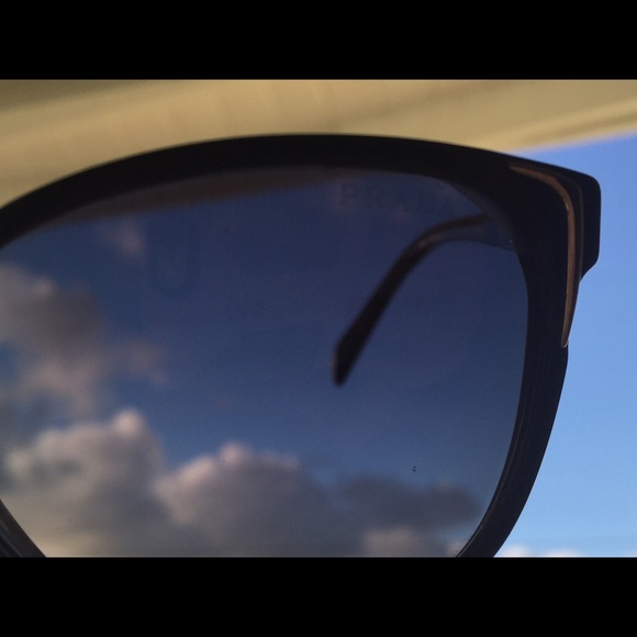Prada sunglasses (polarized) - Picture 4 of 4