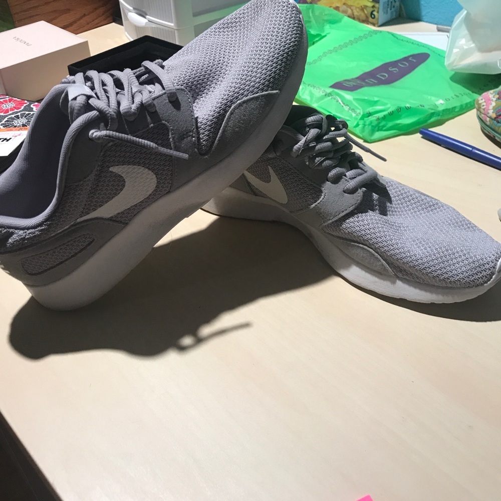 Nike tennis shoes size 9.5 women's