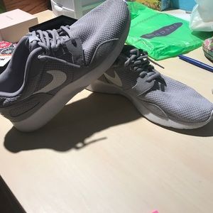 Nike tennis shoes size 9.5 women's