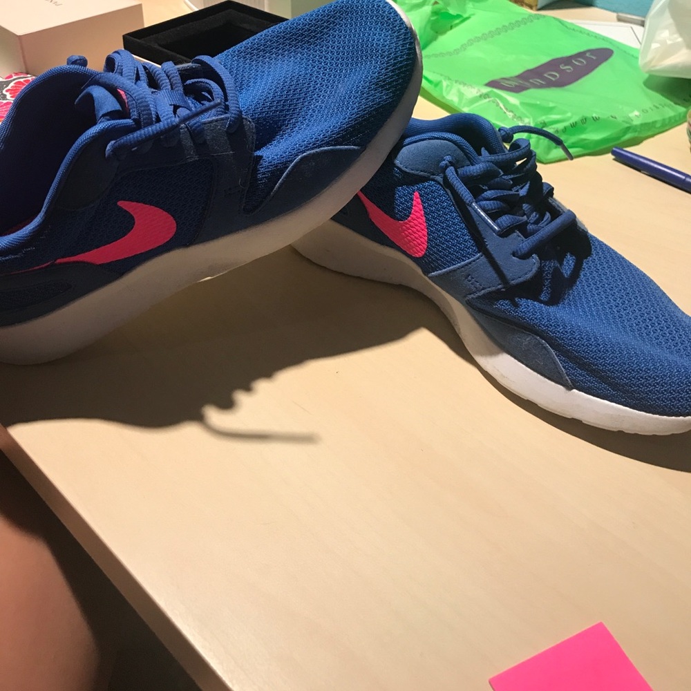 Women's Nike tennis shoes