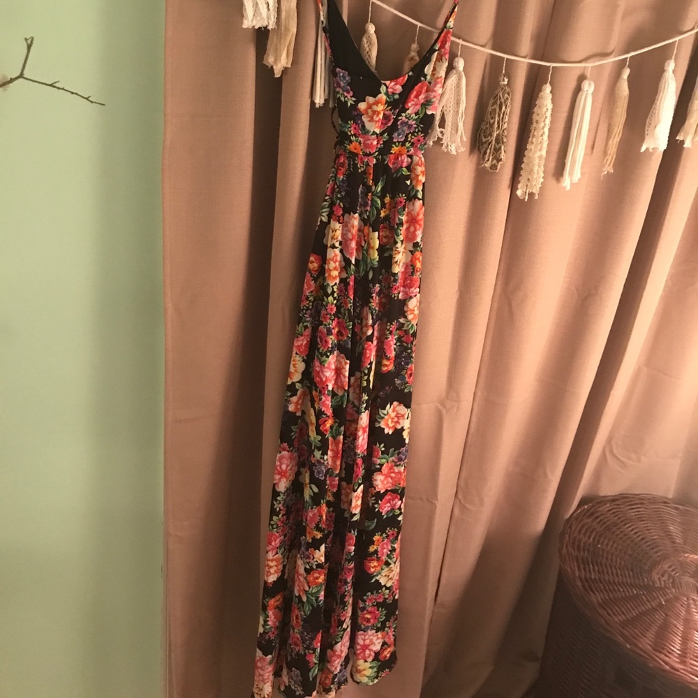 NEVER WORN floral criss cross back maxi dress