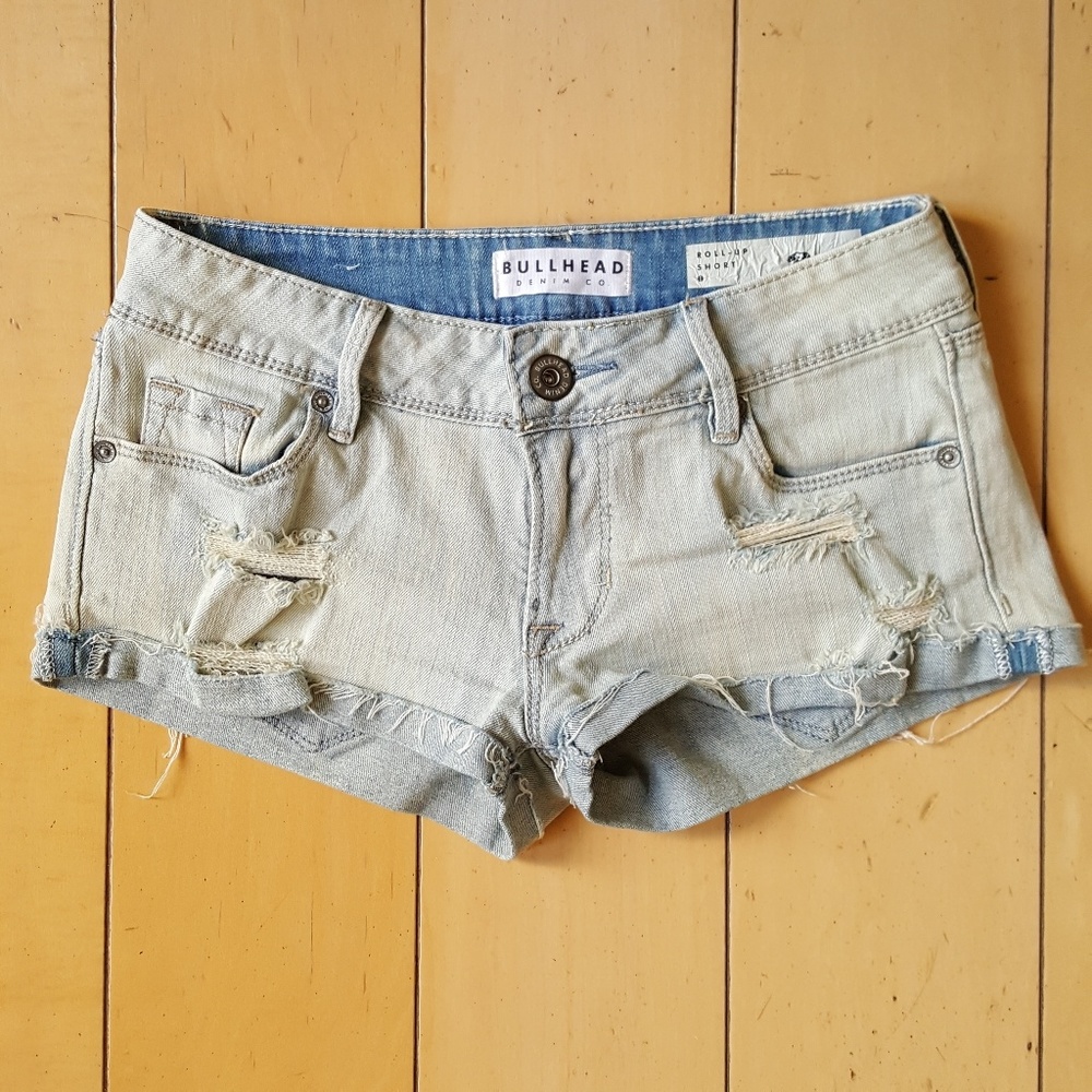 Bullhead Faded Roll-Up Short. Light Denim. Size 0