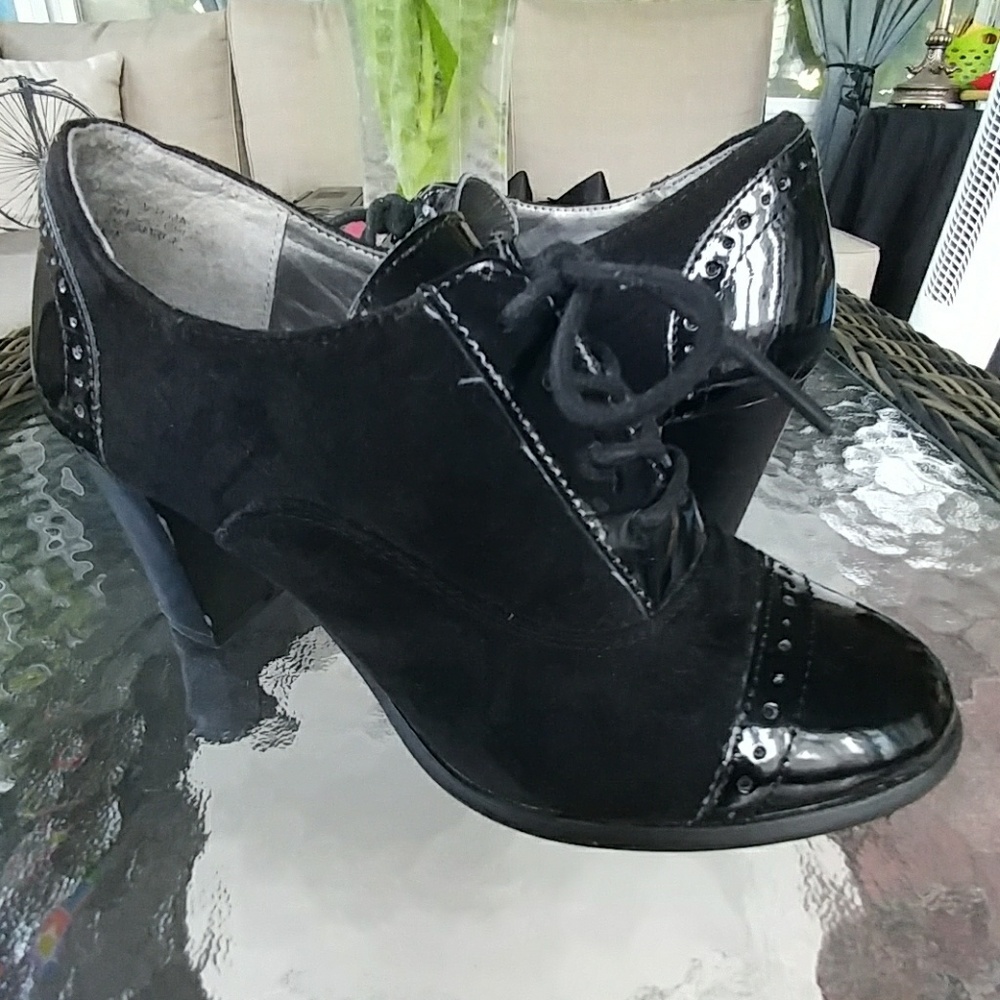 Black oxford heels by Karen Scott