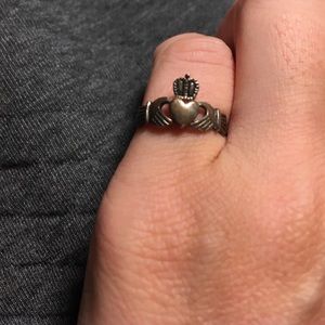 Vintage 925 silver claddagh ring