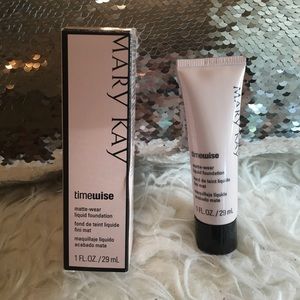 Mary Kay matte wear foundation Ivory 7