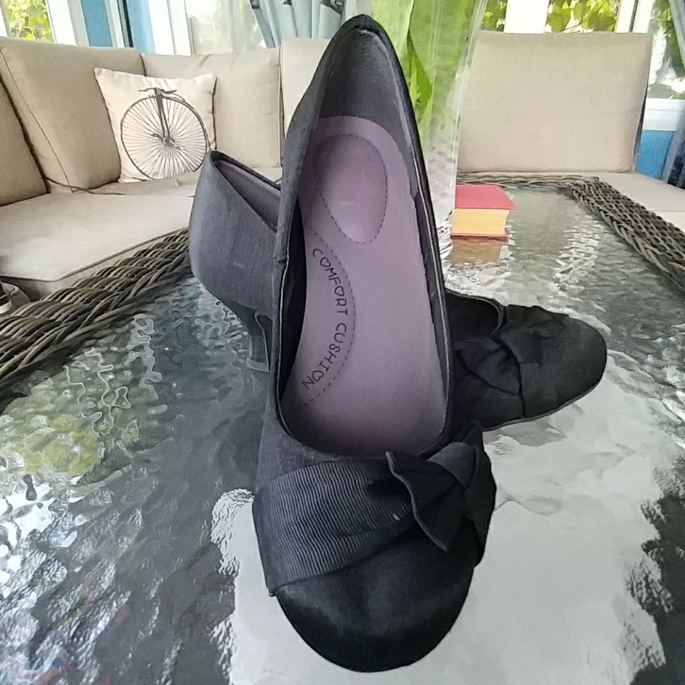 Black bow heels