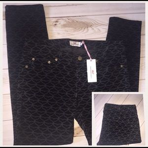 Vineyard Vine Whale tale print corduroy size 8