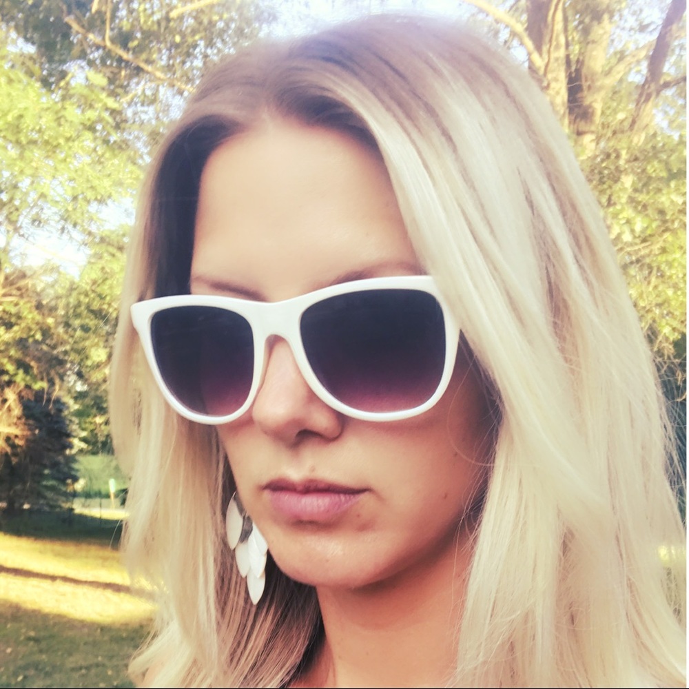 **SOLD**White/black wayfarer sunglasses 🕶