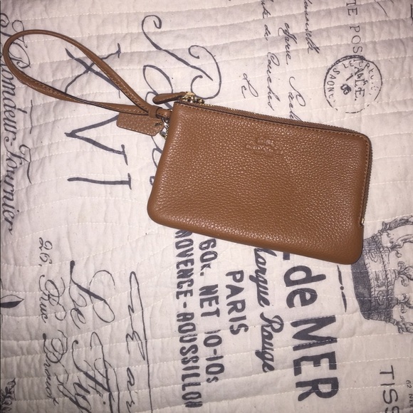 Coach Handbags - NWOT COACH BROWN LEATHER WRISTLET!!