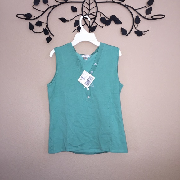NEVER WORN top. - Picture 1 of 2