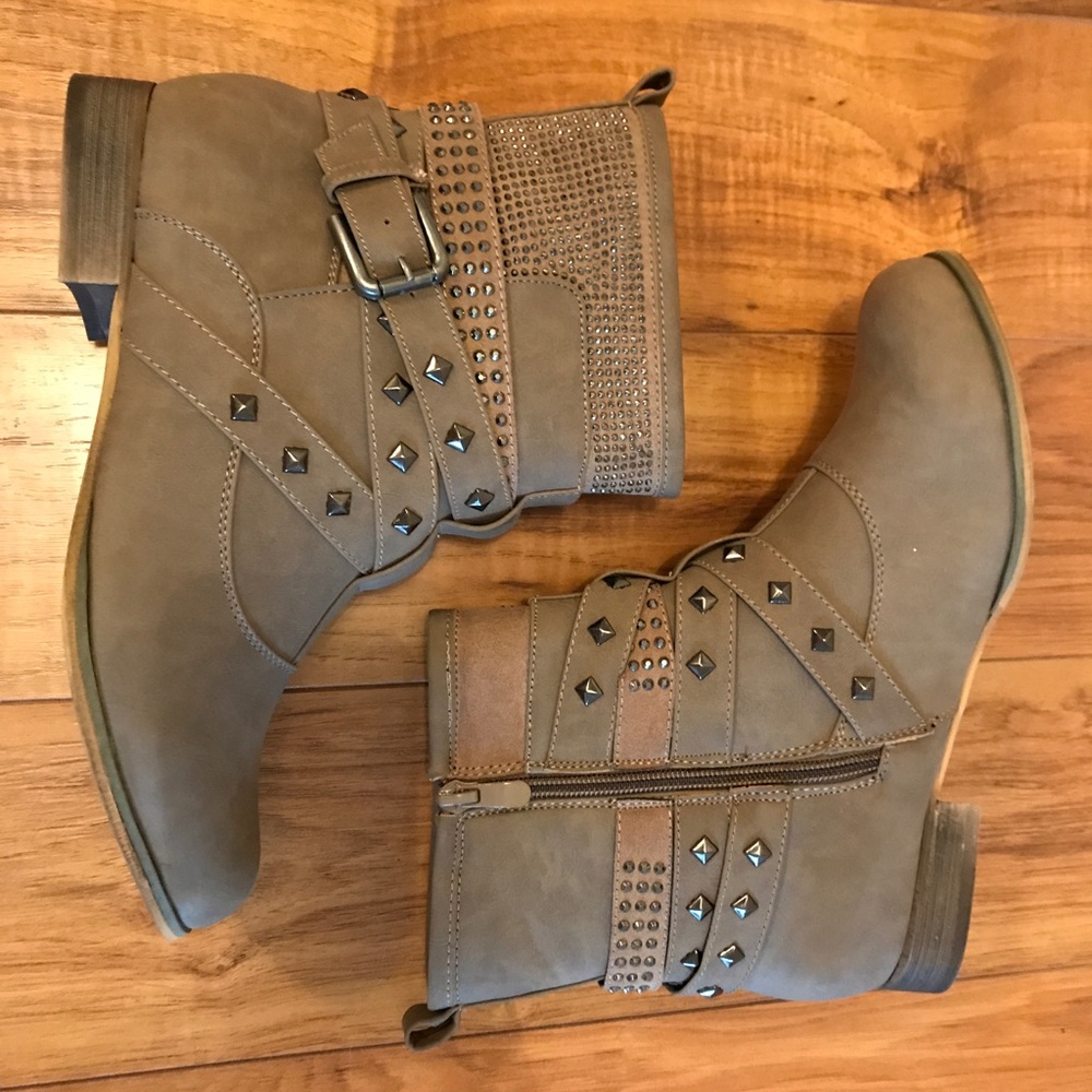 Never worn studded taupe ankle booties - Picture 8 of 8