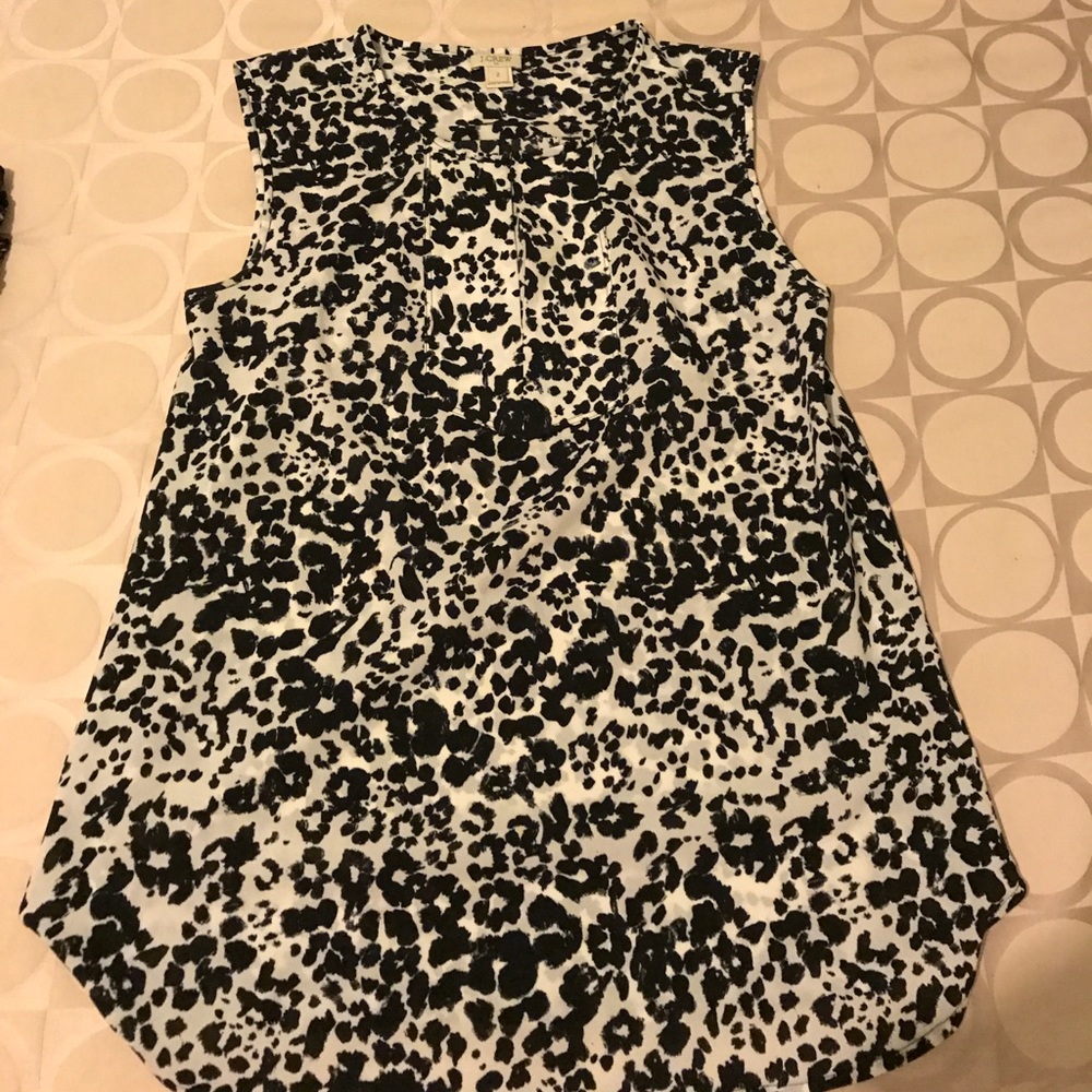 Black and white leopard printed sleeveless top.
