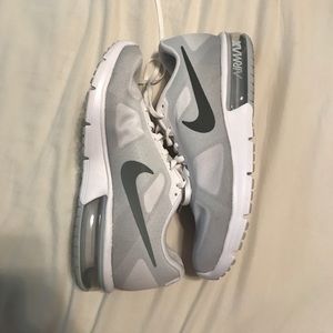 WORN ONCE NIKE AIR MAX SIZE W11