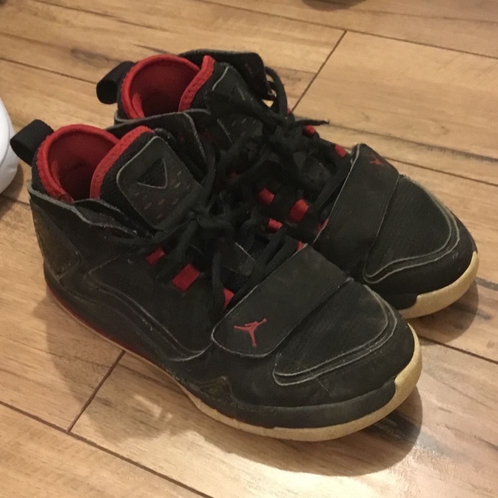 JORDAN SHOES BOYS SIZE: 4.5