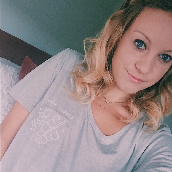 Meet your Posher, Nicole - Picture 1 of 1