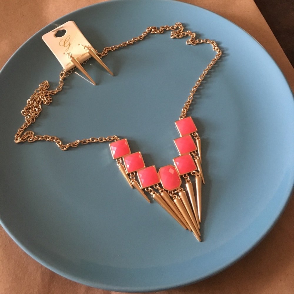 Super cute statement jewelry set!