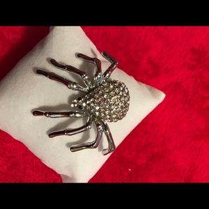 Spider pin
