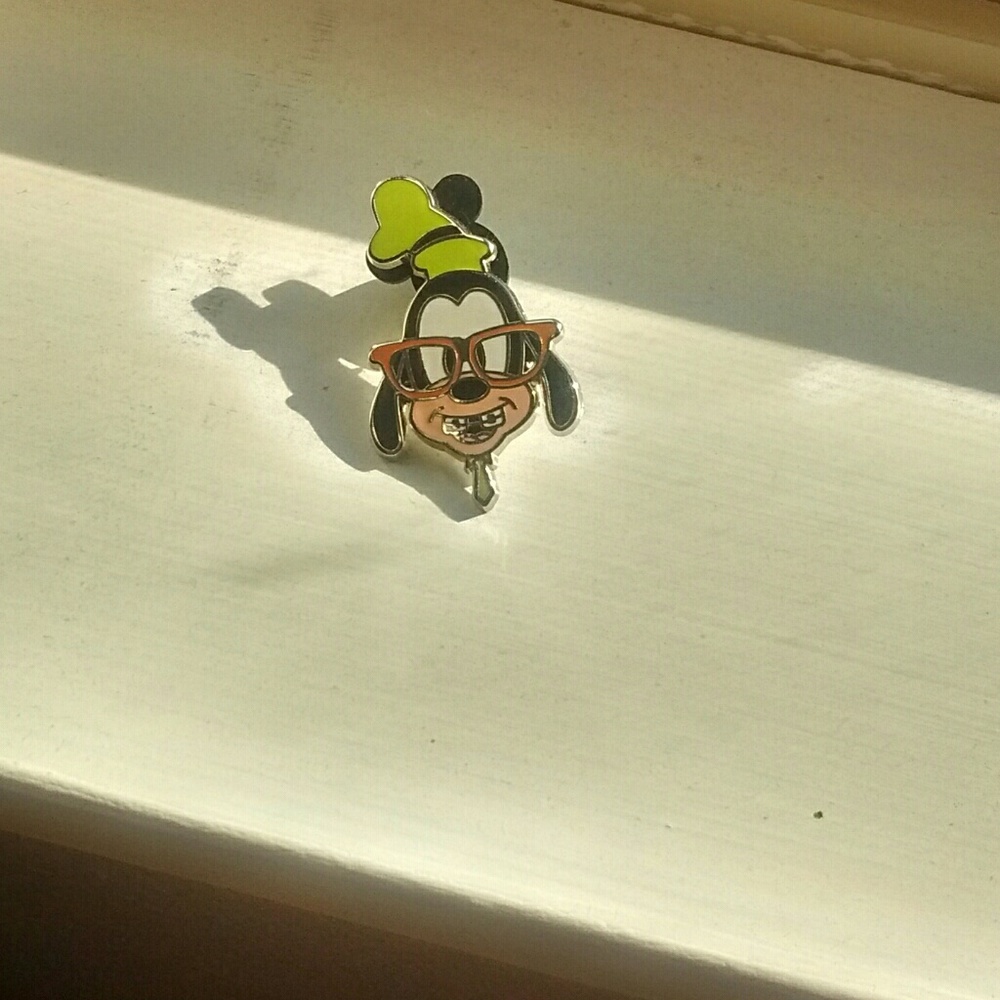 Walt Disney Goofy Pin.