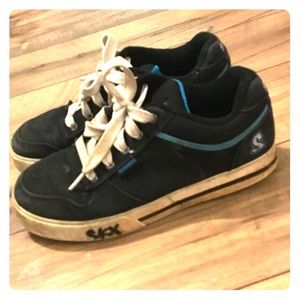 BOYS SHOES SIZE: 5
