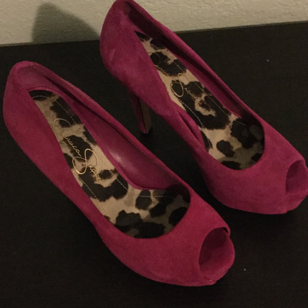 5.5 Jessica Simpson fuscia suede pumps