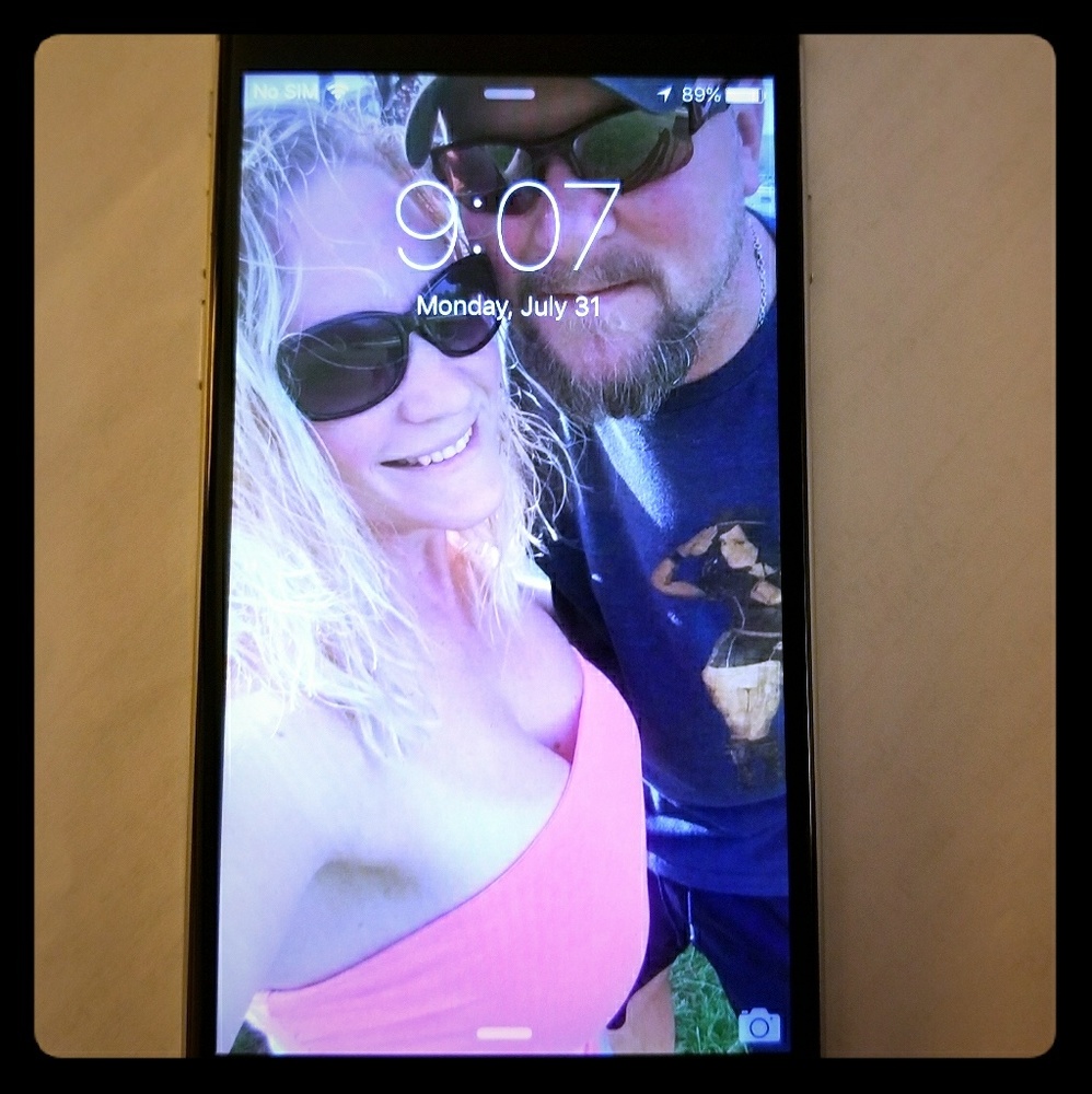 Iphone 6S 64 - Picture 1 of 3